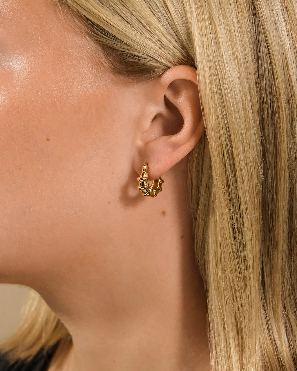 Abigail Ribbed Micro Hoop Earring - Image 2